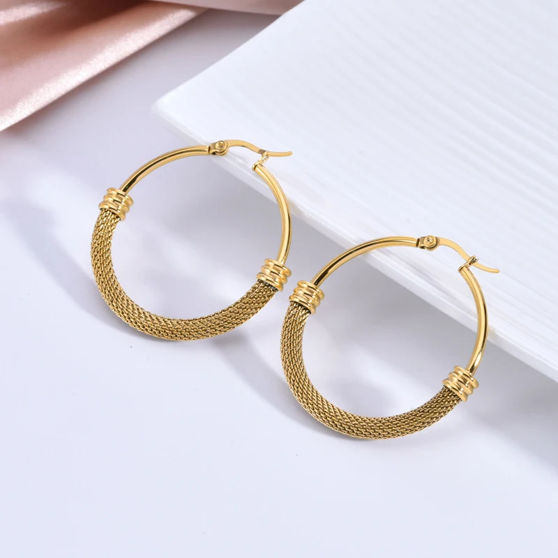 Boucles d'oreilles créoles tissées en acier inoxydable exagérées et populaires, un accessoire tendance pour sublimer votre style et attirer tous les regards.