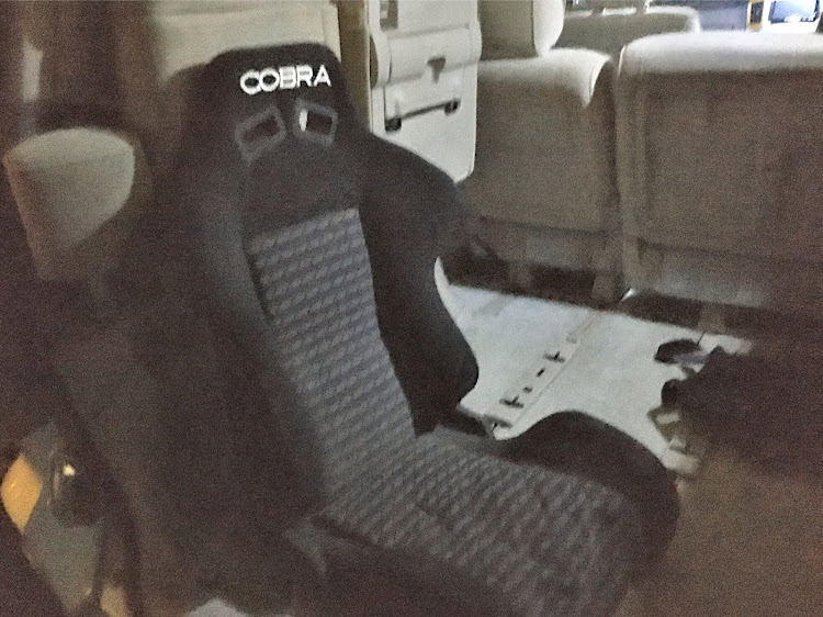 MD GARAGEさんが投稿したセミバケ・コブラシート・セミバケットシート・COBRA・COBRAセミバケに関するカスタム事例の投稿画像1枚目