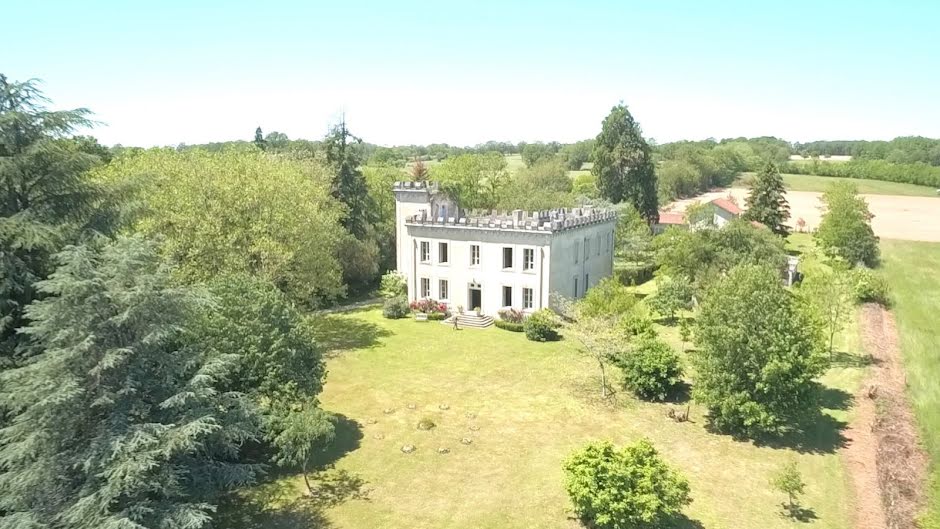 Vente château 16 pièces 600 m² à Confolens (16500), 838 000 €