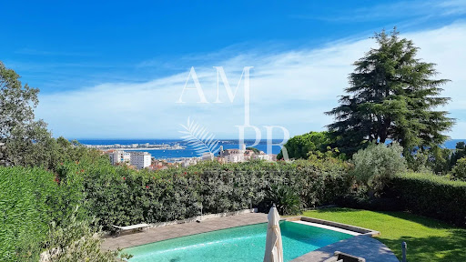 Villa with pool and garden 4