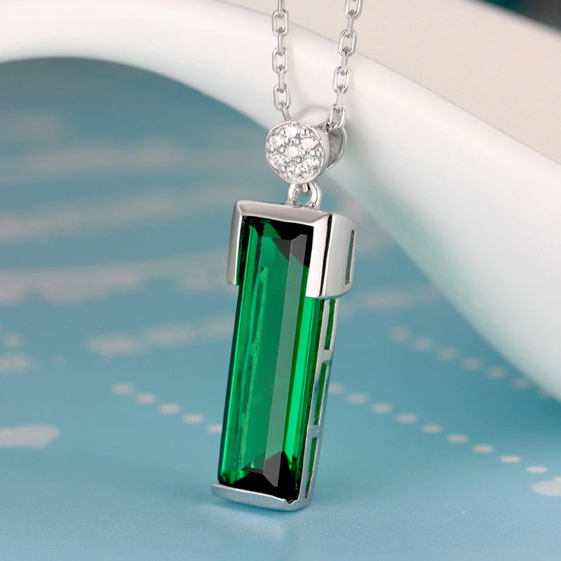 Collier femme avec gemme émeraude, plaqué argent 925, pendentif plaqué platine 18k, bijou élégant et durable pour femmes.