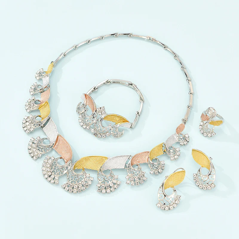 Title 3, Ensemble collier et boucles doreilles en allia...