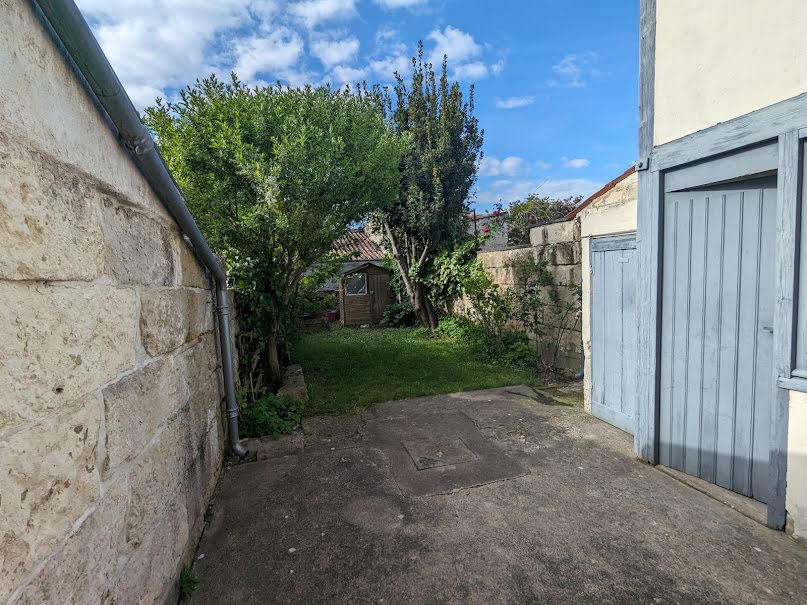 Vente maison 4 pièces 112 m² à Saintes (17100), 270 300 €