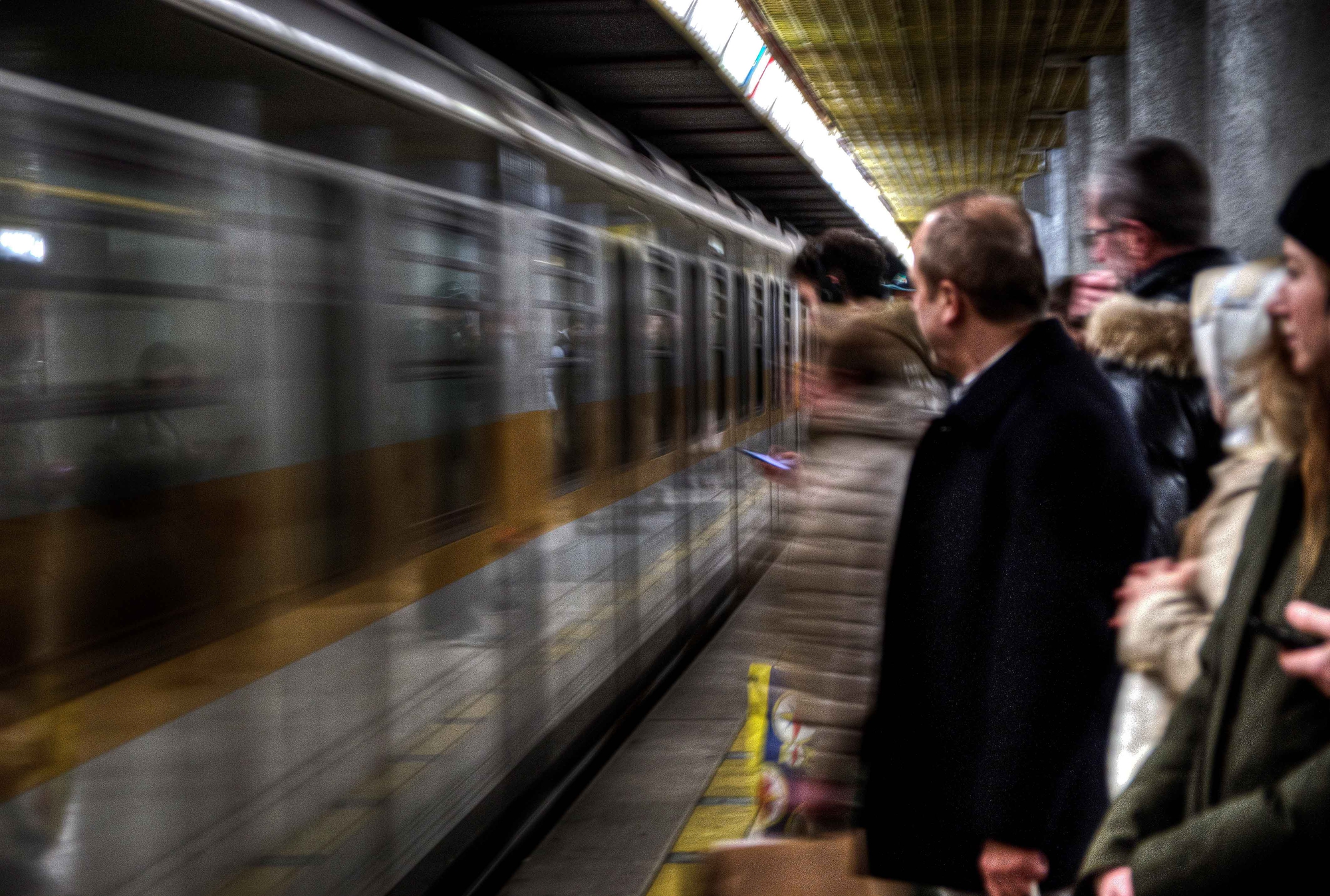 Confusione all'arrivo della metro di Roberto Simonazzi