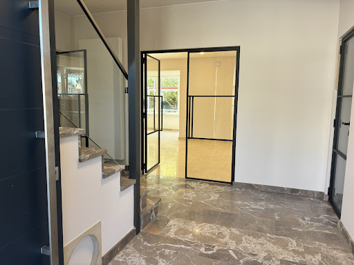 modern entrance hall glazed staircase - Rent this luxury house in Wintrange, 6 rooms, 3 bedrooms