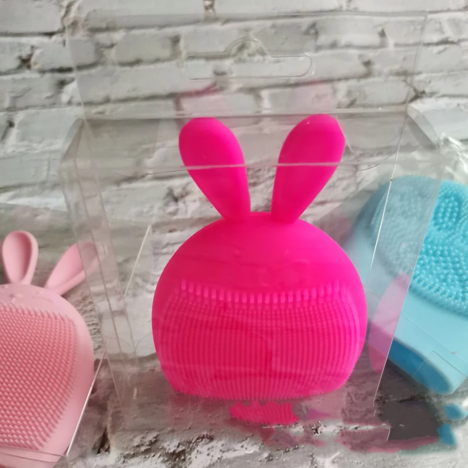 Spazzola per la pulizia del viso a orecchie di coniglio in silicone all'ingrosso di fabbrica. Pulisce a fondo, esfolia e massaggia per una pelle radiosa.