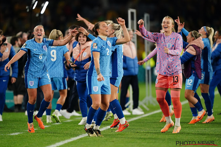 Engeland schakelt Australië uit op WK vrouwenvoetbal, ondanks heerlijk doelpunt van thuisvedette