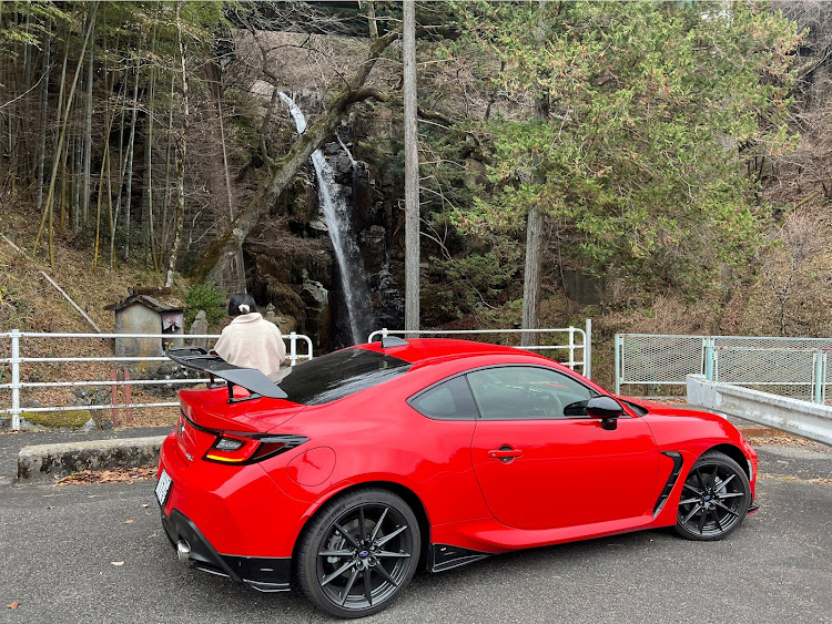 BRZの小野の滝・愛車と滝・6900km・7000km達成に関するカスタム事例の投稿画像1枚目