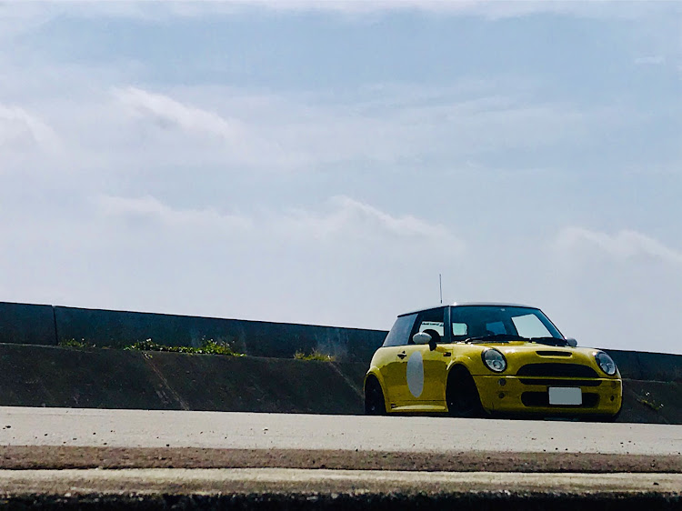 ミニクーパーSのZenzaiWorks・沖縄・海・オールペン・ローダウンに関するカスタム事例の投稿画像1枚目