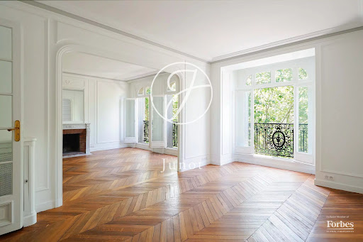 acheter Appartement de luxe à Paris 15ème (75015) - Quartier Cambronne-Garibaldi - Salon lumineux avec parquet en chevrons