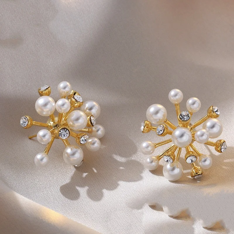 Boucles d'oreilles clous fleur tridimensionnelle perle imitation diamant – Élégance et charme pour toutes occasions