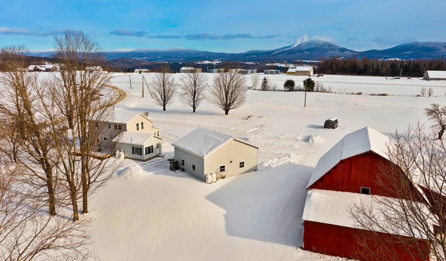 Farm house with garden Lyndon