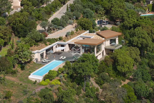 Villa with pool 1