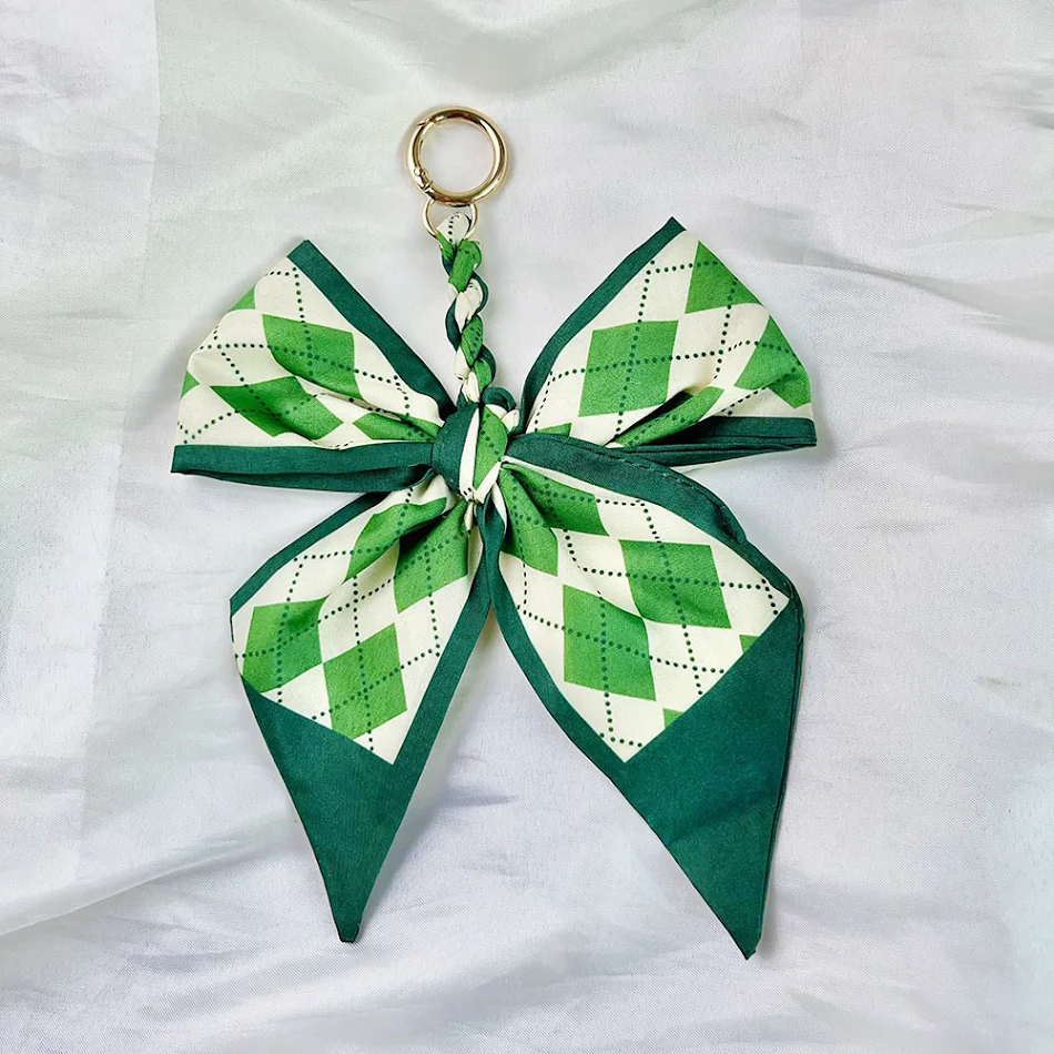 Camellia zijden sjaal strik sleutelhanger hanger, een stijlvol accessoire voor sleutels of tas, voegt een vleugje elegantie en verfijning toe.