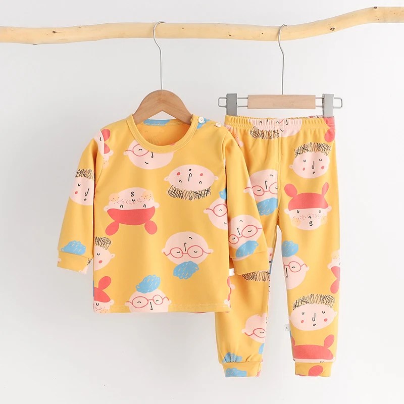 Conjunto de roupas de inverno para recém-nascida, quentinho e aconchegante. Mantenha sua bebê protegida e confortável durante o inverno.