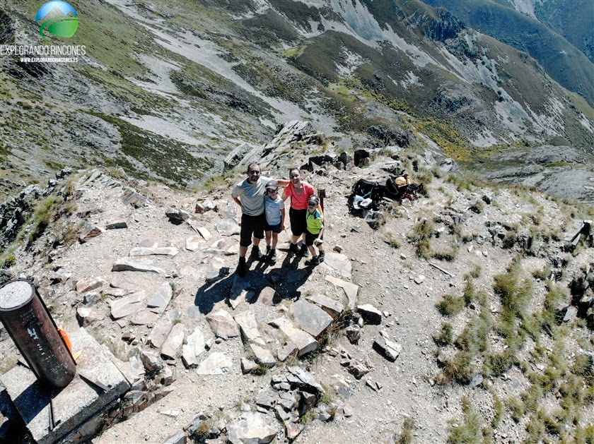  pico Catoute con niños desde el pueblo de Colinas del Campo de Martín Moro Toledano en las Montañas del Bierzo. 