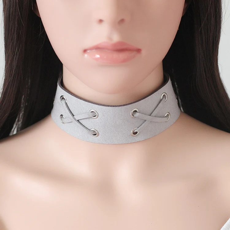 Gargantilha Coreana de Veludo com Cruz, Renda e Largura Exagerada. Adicione um toque de personalidade com este colar de clavícula.
