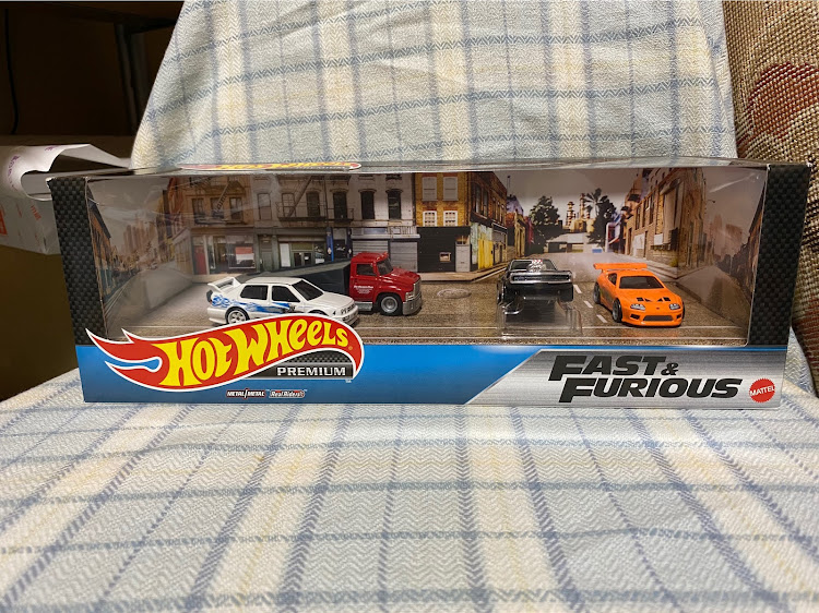 ハイエースバンのDIY・シャコタン風・明日からキャンプ・HotWHeeLs PREMIUMに関するカスタム事例の投稿画像2枚目