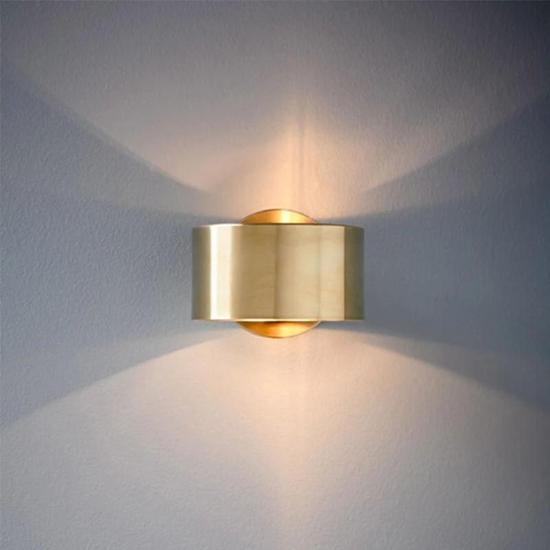 Moderne eenvoudige gouden wandlamp voor thuis. Verlicht je huis met stijl en creëer een warme sfeer. Perfect voor slaapkamer of woonkamer.