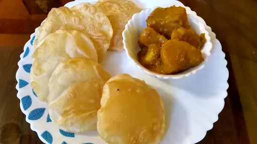 5 Luchi With Aloo Dum