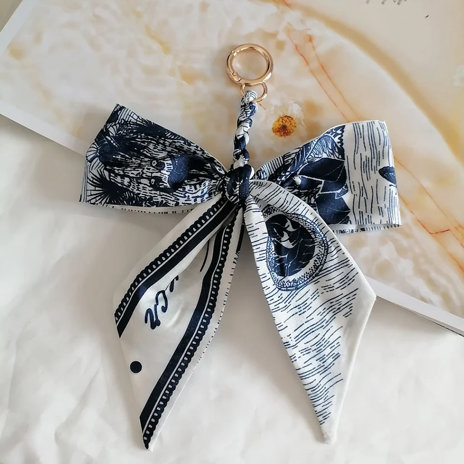 Camellia zijden sjaal strik sleutelhanger hanger, een stijlvol accessoire voor sleutels of tas, voegt een vleugje elegantie en verfijning toe.