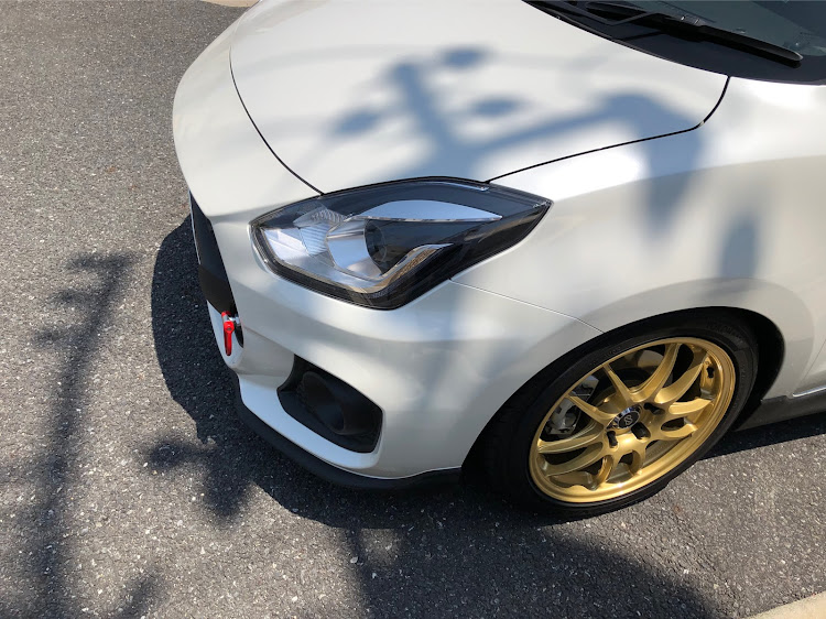 スイフトスポーツのエンケイ・PF01・ゴールドに関するカスタム事例の投稿画像1枚目