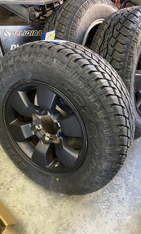 ハイエースバンのハイエースリフトアップ・オフロード系・ハイエース4WD・ハイエースディーゼル4WDに関するカスタム事例の投稿画像1枚目