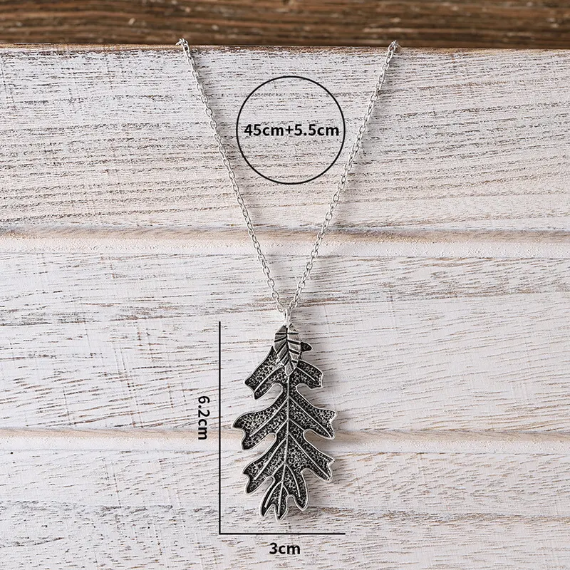 Pendentif rétro simple en forme de feuille de chêne pour un style naturel et intemporel. Ajoutez une touche rustique et élégante à votre tenue quotidienne.