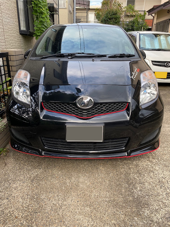 ヴィッツのカラーモール取り付け・フロント・レッドモール・ヴィッツに関するカスタム事例の投稿画像1枚目