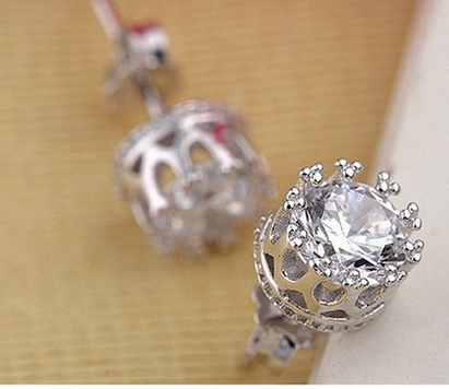Pendientes de plata de ley 925 con diseño de corona, hipoalergénicos, joyería exquisita para amantes de la moda.
