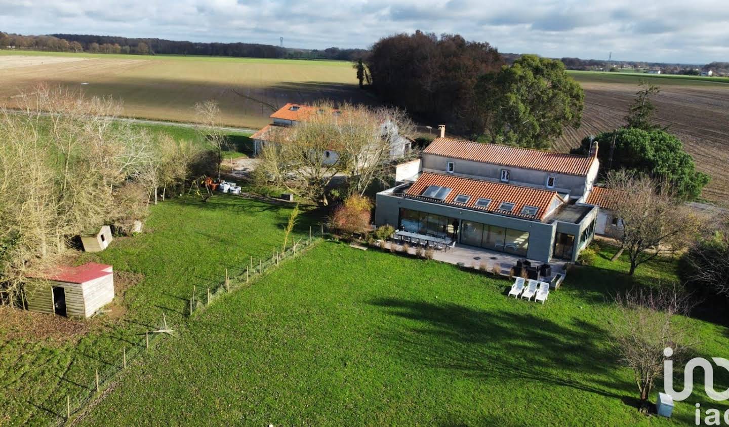 House with pool and terrace Saint-Denis-la-Chevasse