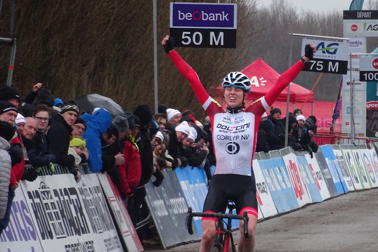 Regen doet intrede in Antwerpen: Julie De Wilde wint bij junioren dames, kampioene bij nieuwelingen grote revelatie