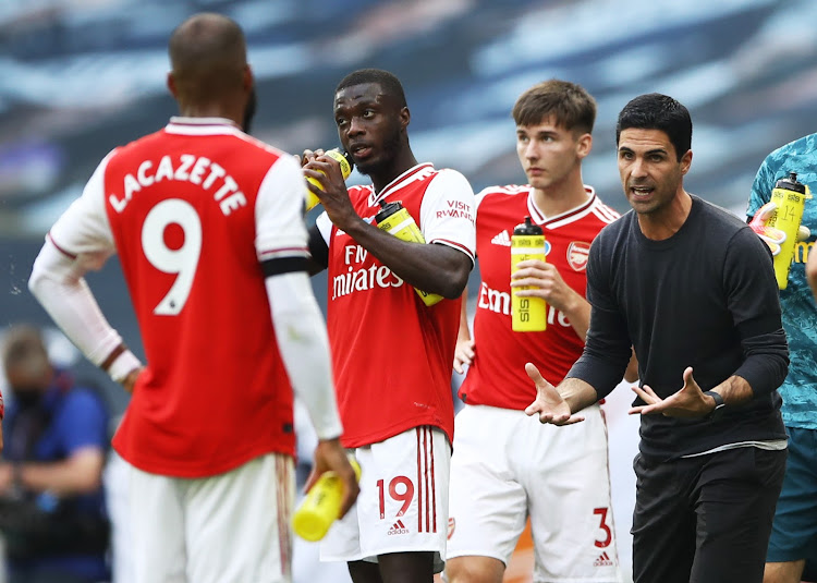 Arsenal manager Mikel Arteta with his players during a drinks break