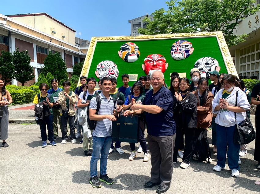 圖二：研發長（時任）接待來賓並交換禮品