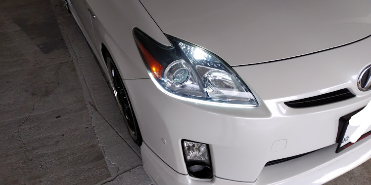 プリウスのヘッドライトLED化に関するカスタム事例の投稿画像1枚目
