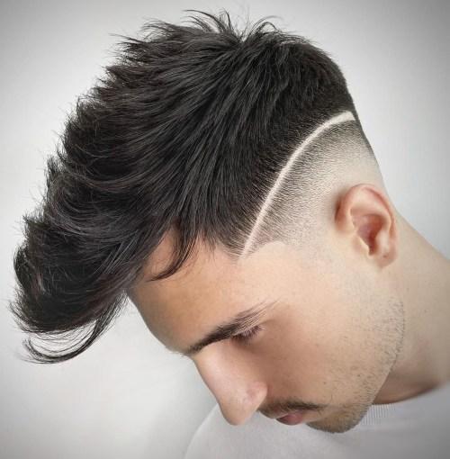 Faux Hawk Cut với một đường cong bắt đầu từ ngôi đền