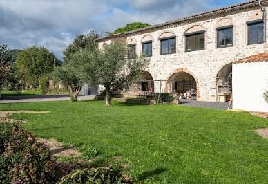 Maison avec piscine et jardin 11