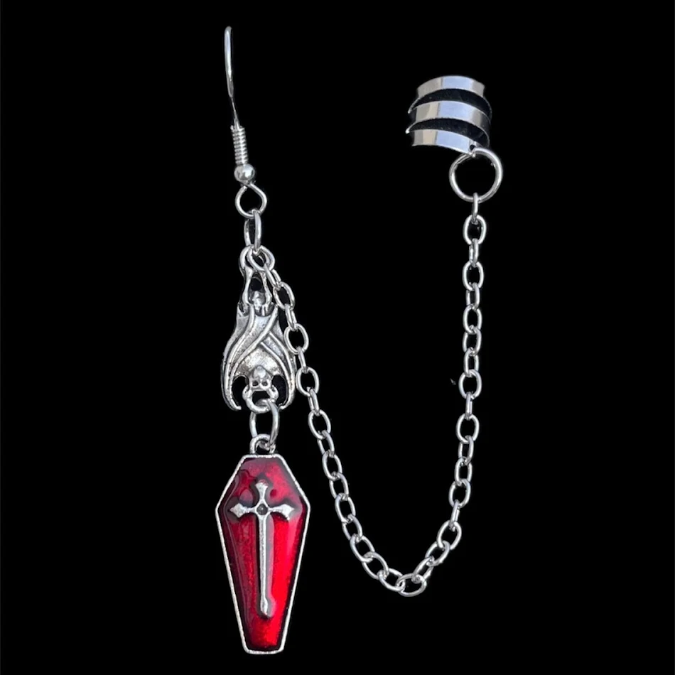 Gothic Vleermuis Kruis Oorbellen voor Dames. Een uniek sieraad voor een mysterieuze uitstraling. Bestel nu en steel de show!
