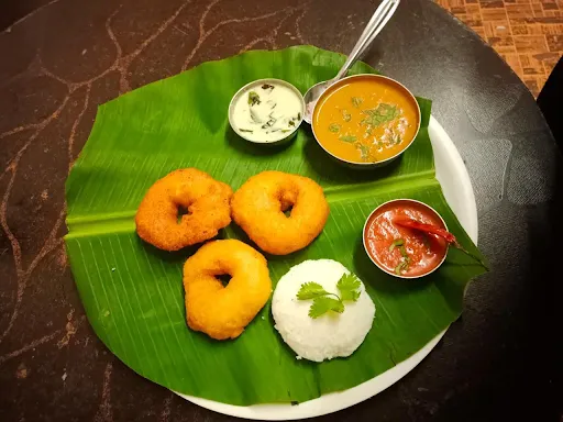 Idli [1 Piece] With Vada [3 Vada]