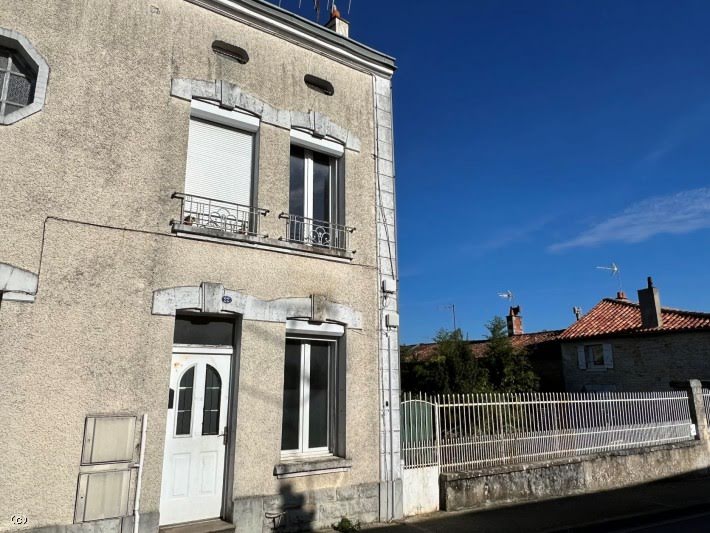 Vente propriété 3 pièces 75 m² à Ruffec (16700), 39 000 €