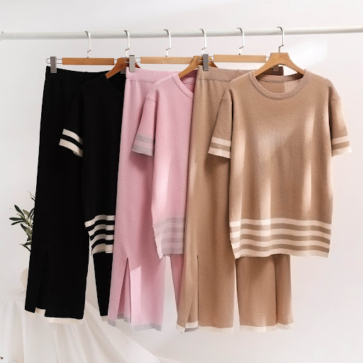 Title 2, Striped slit short-sleeved sweater and wide-leg...
