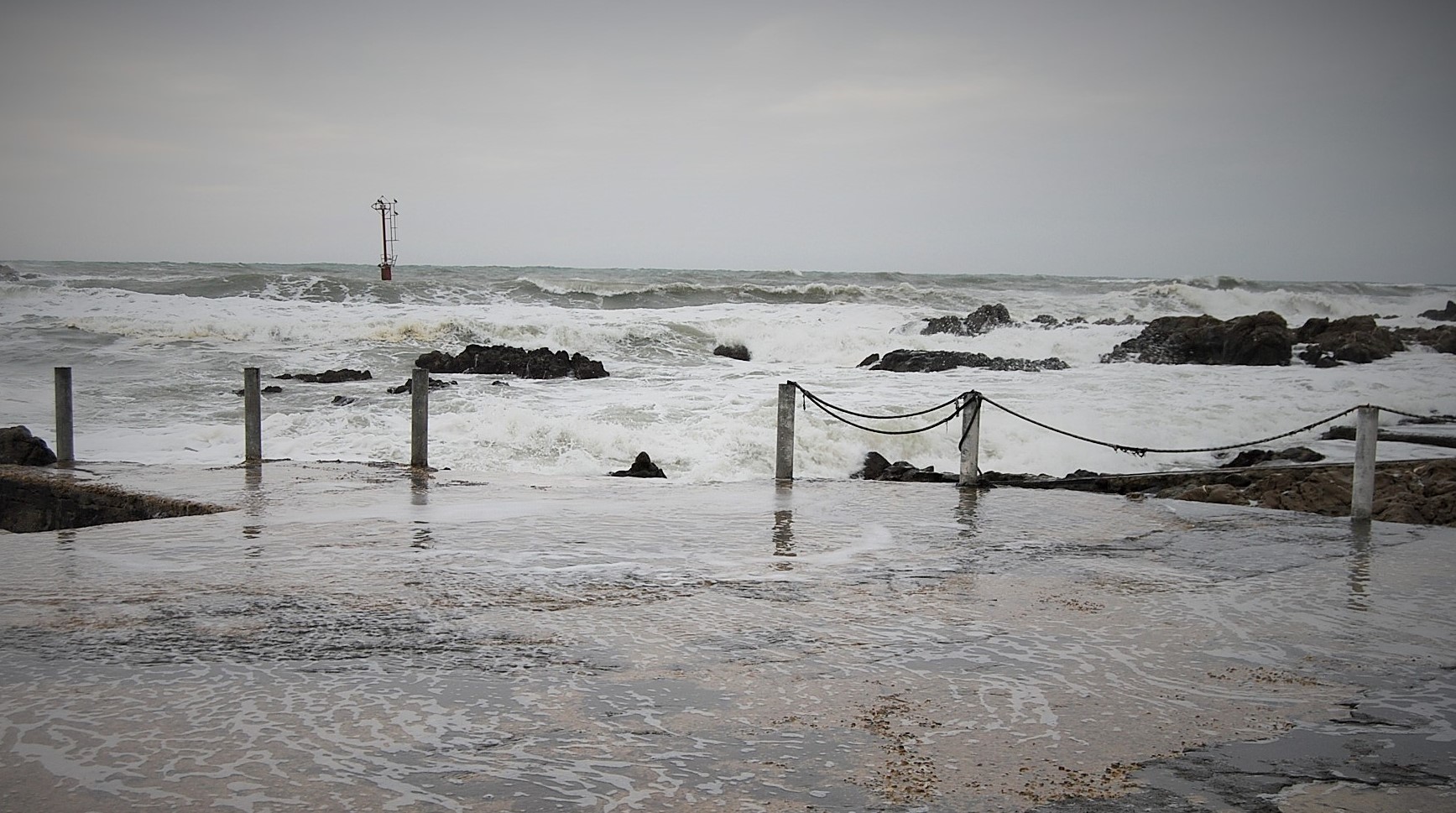 Recinzione sul mare di kolosso