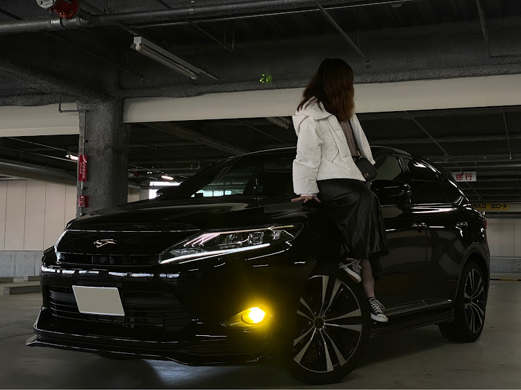 ハリアーの20歳オーナー・彼女と愛車・キャンギャル・立駐は盛れるに関するカスタム事例の投稿画像1枚目