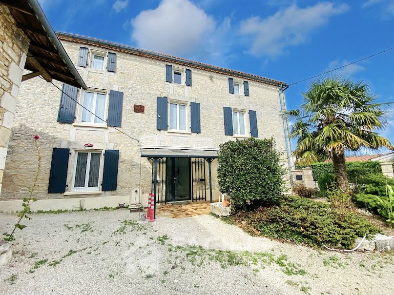 Vente propriété 13 pièces 336.59 m² à Valence (16460), 396 900 €