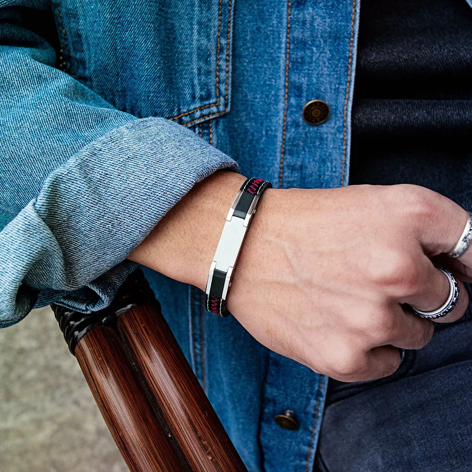 Dominanter Herren Lederarmband Edelstahl, stilvolles Accessoire für den modernen Mann. Robustes Armband für einen starken Auftritt.