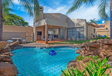 Maison avec piscine et jardin 10