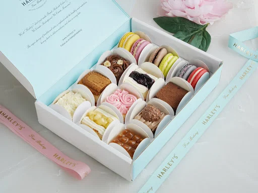 Pack Of 9 Cheesecakes And 6 Macarons