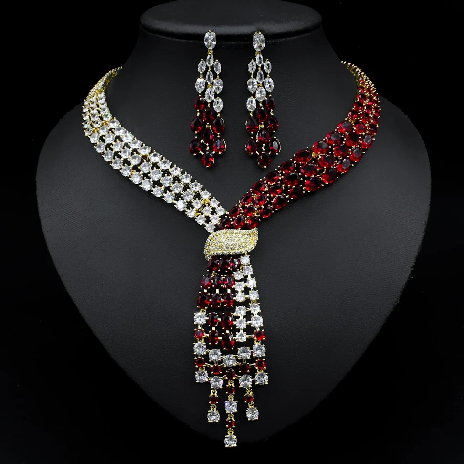 Licht luxe sieraden set met franjes, zirkonen oorbellen en ketting. De perfecte accessoire voor een elegante en verfijnde uitstraling.