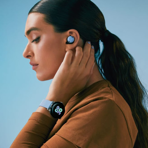 Una persona lleva unos Pixel Buds y un Google Pixel Watch 2 a juego.