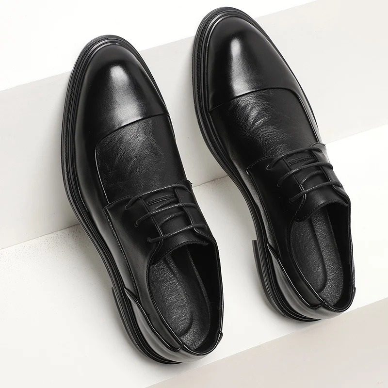 Trendige Herren-Leder-Schuhe mit spitzer Spitze, englischer Stil, für einen eleganten und lässigen Look. Bequemer Schuh für den Alltag.